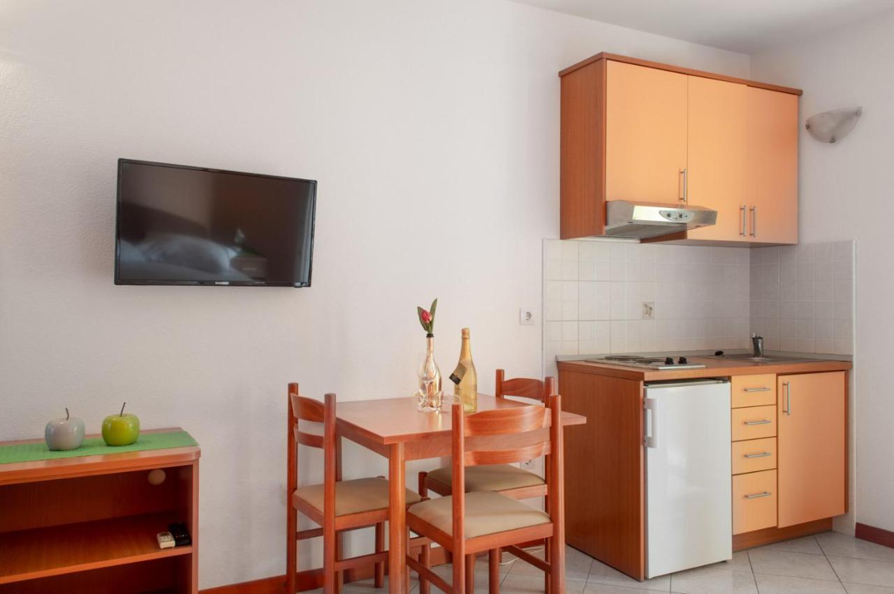 Apartments Promenada - Beachfront Тучепи Экстерьер фото